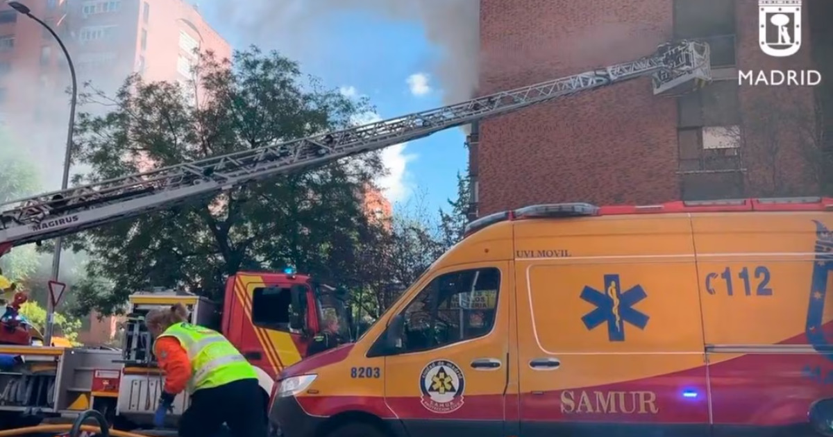 Los bomberos y los sanitarios del Samur, durante el incendio en una vivienda de la calle de Antonio Mairena.