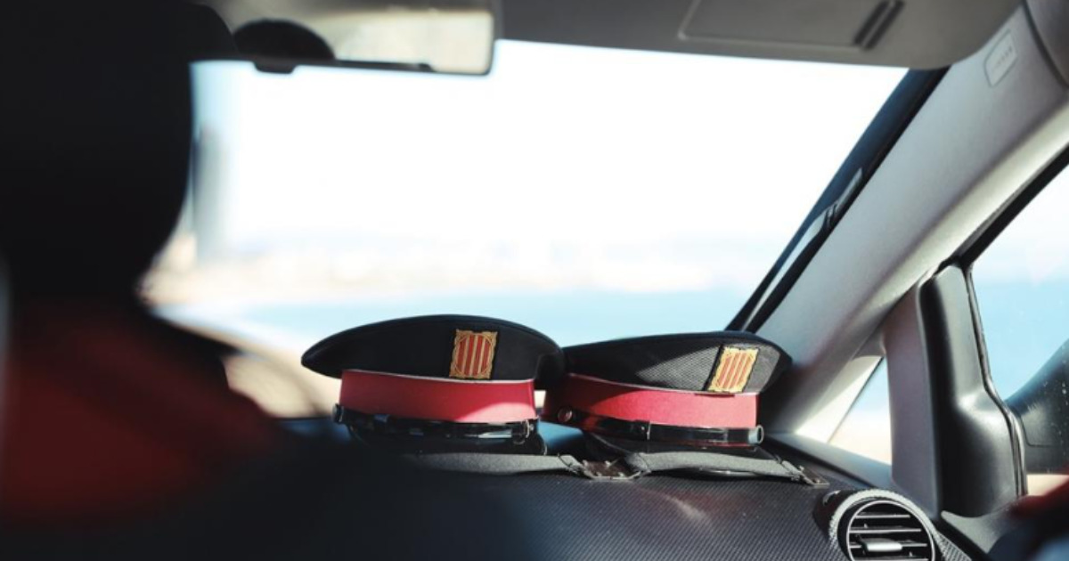 dos gorras en un vehículo de Mossos d'Esquadra