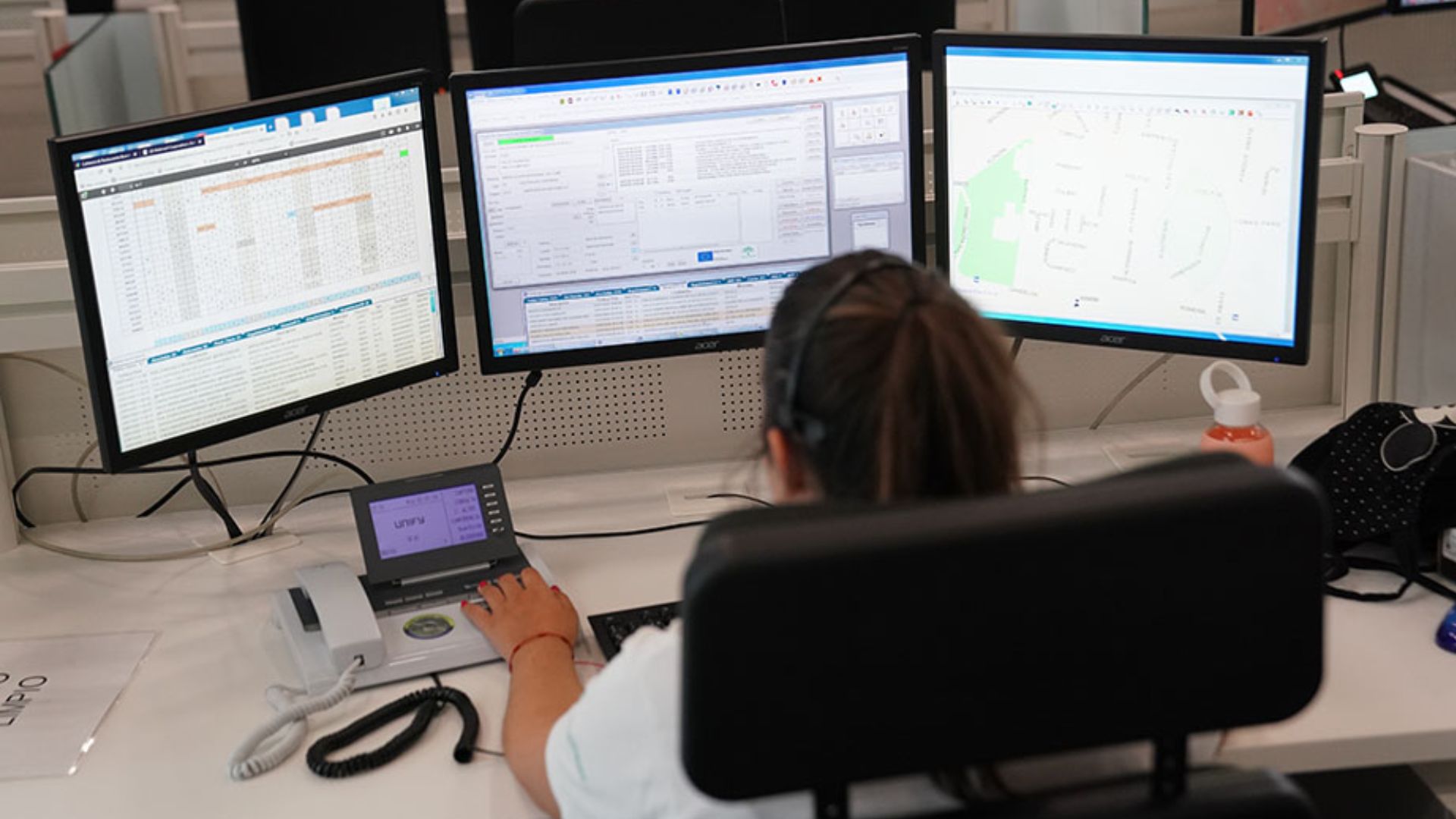 Operadora en la sala regional de 112 Andalucía