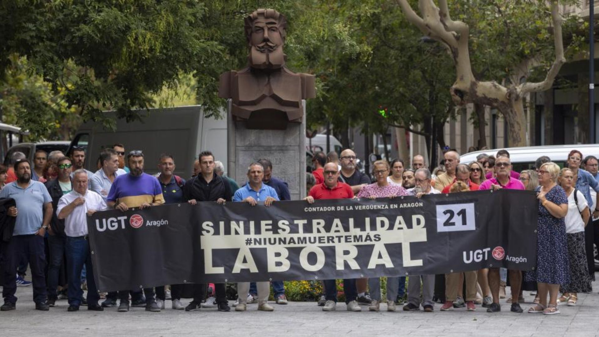 Minuto de silencio por la elevada siniestralidad laboral organizado por UGT en su sede el 12 de septiembre