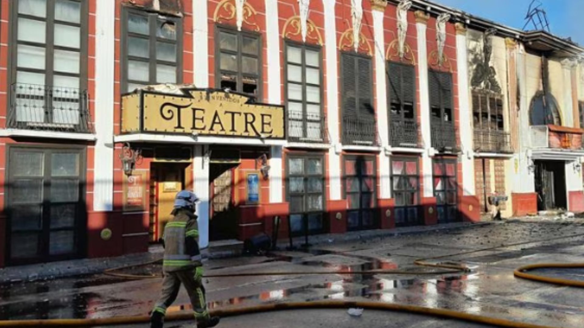 Los bomberos de Murcia retiran uno de los cadáveres hallados en el incendio de tres discotecas en la madrugada del domingo.