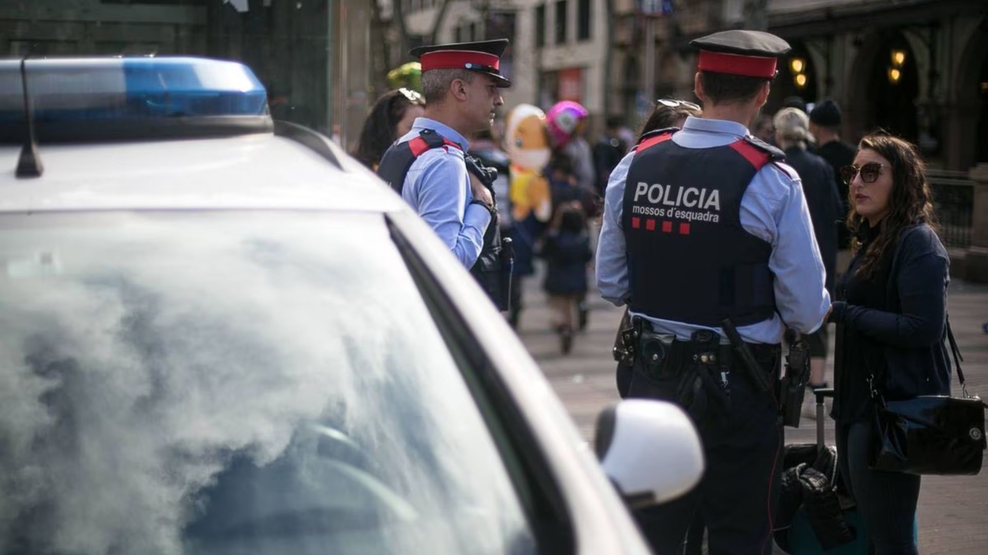 Una patrulla de los Mossos en Barcelona, en una imagen de archivo. ALBERT GARCIA GALLEGO