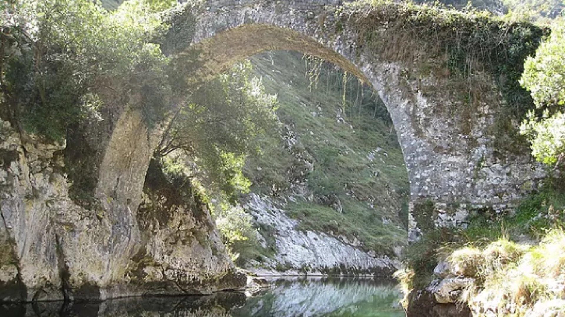 Puente romano de La Vidre, en Trescares, Peñamellera Alta