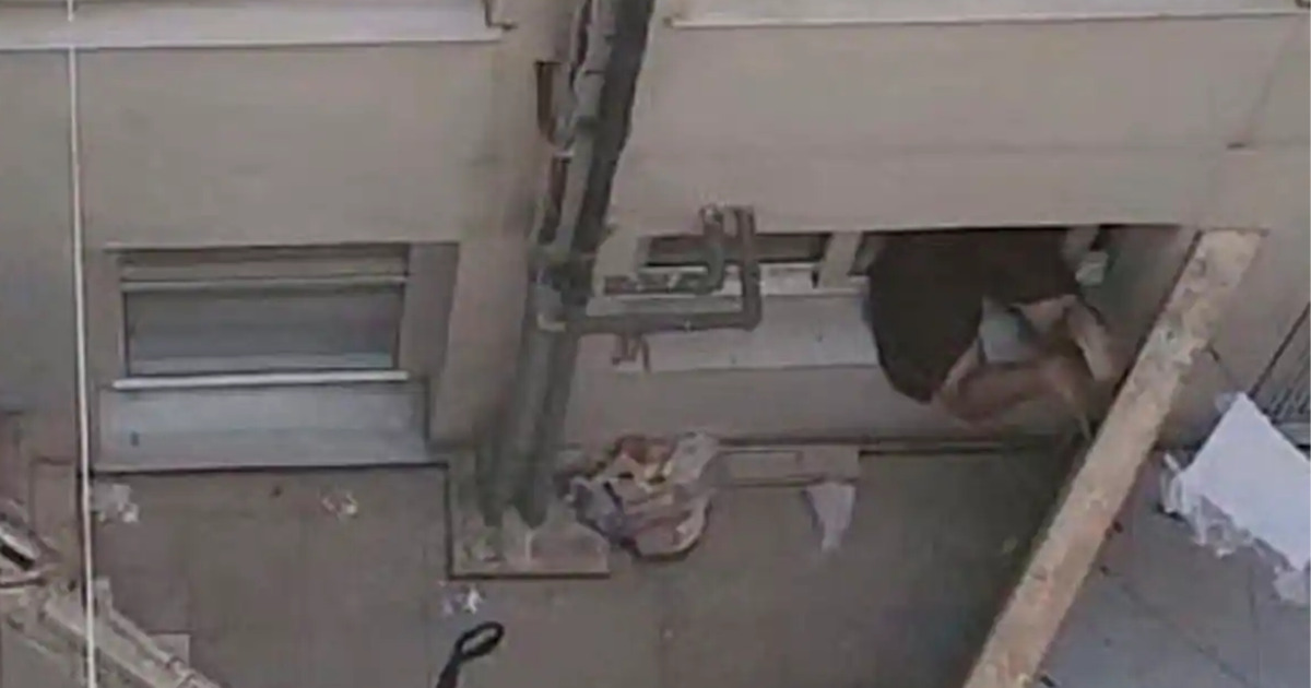 El joven entra en una oficina tras romper la ventana de cristal.