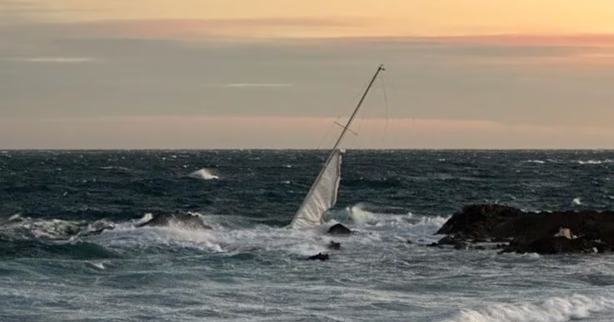 Imagen del velero embarrancado en Port de la Selva.