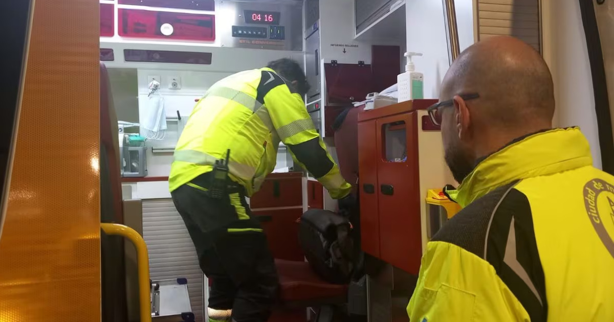 Dos efectivos del Samur, durante la atención al herido en Usera.