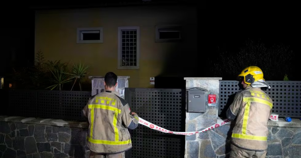 Los Bomberos precintan la casa Lliçà d'Amunt tras la explosión de una caldera del hogar.