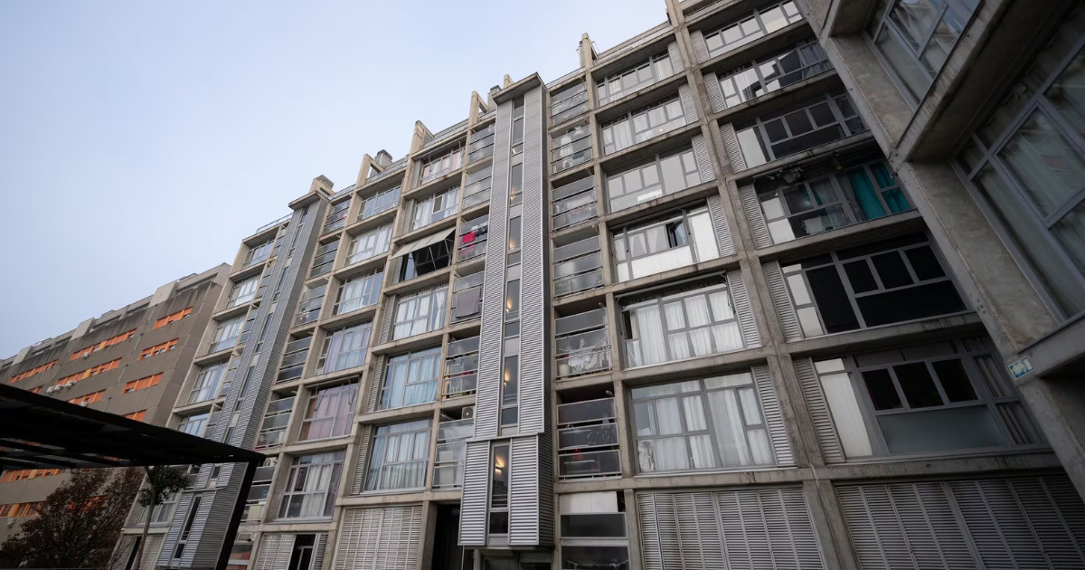 El bloque de pisos donde se ha producido el doble asesinato, este lunes en Carabanchel.