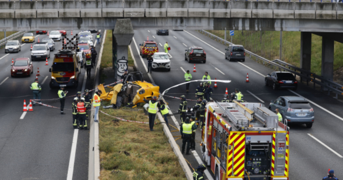 En piloto logró impactar contra la mediana, en la carretera M-40 de Madrid, evitando los vehículos de una vía muy transitada a esa hora