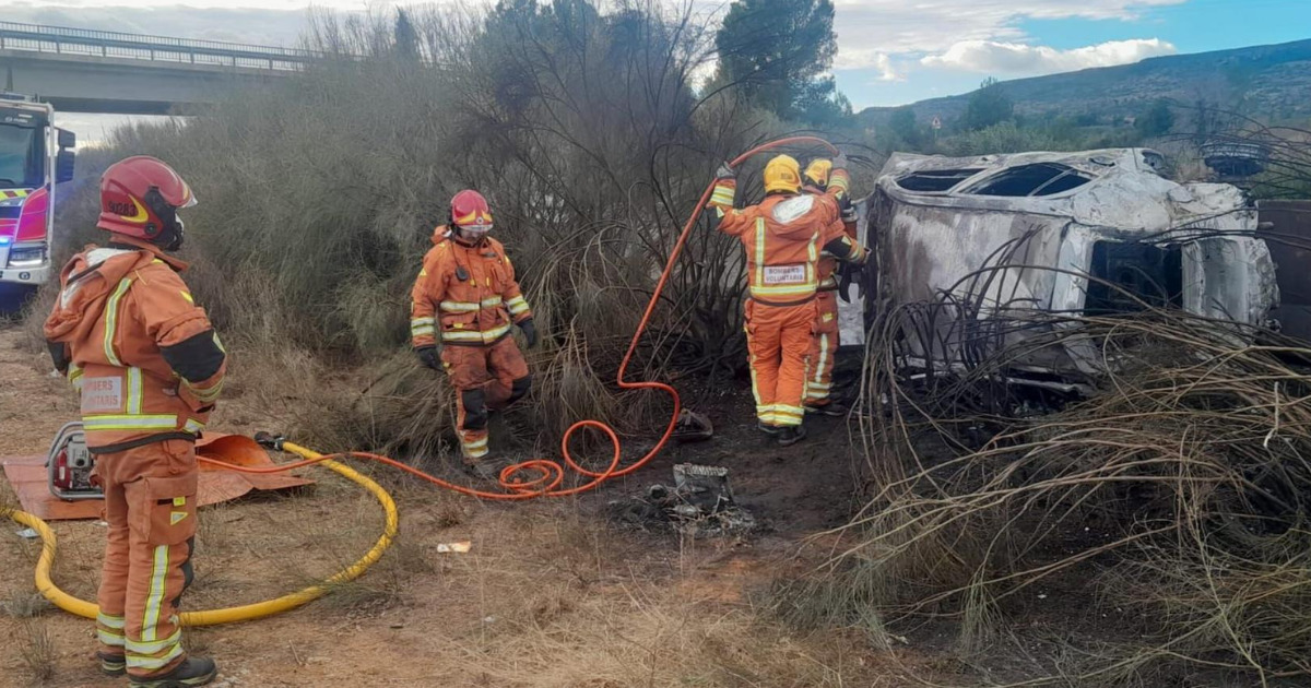 Un conductor fallece tras salirse de la vida e impactar contra la medianera en Vallada CONSORCI DE BOMBERS