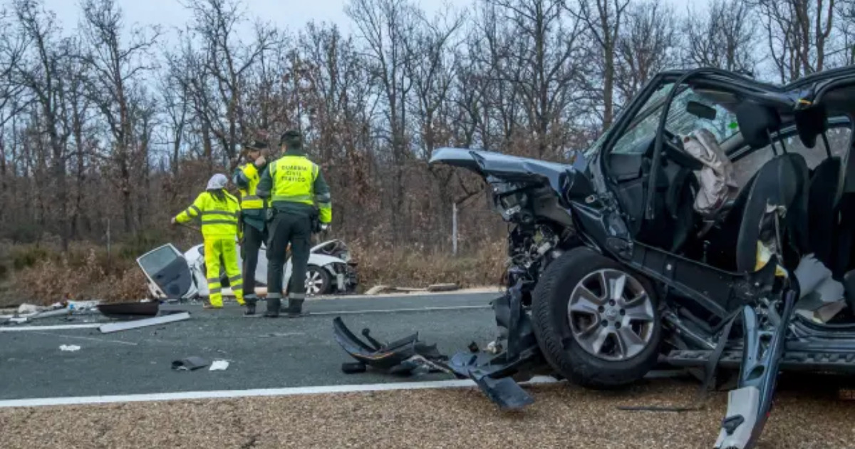 Imagen de un accidente de tráfico entre dos vehículos en la carretera nacional N-234