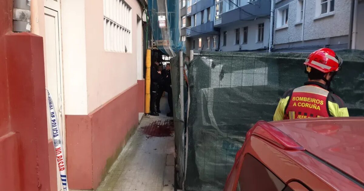 Charco de sangre que dejó el muerto en Vista Alegre | Onda Cero Coruña