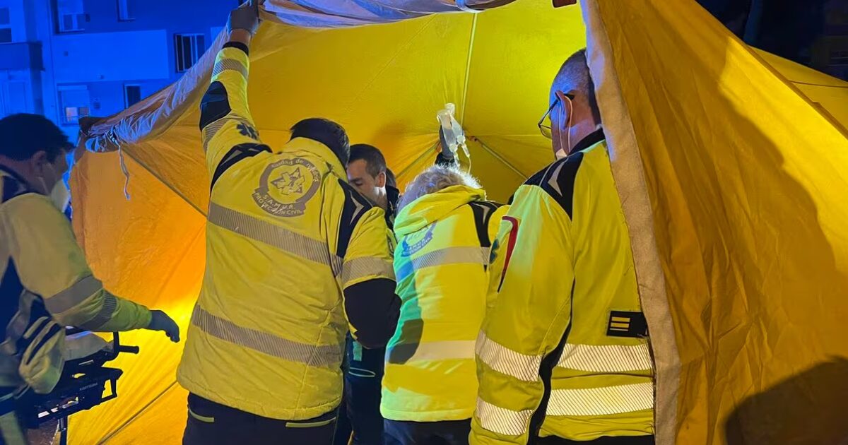 Los sanitarios atienden en un hospital de campaña al herido por arma blanca en Villaverde.