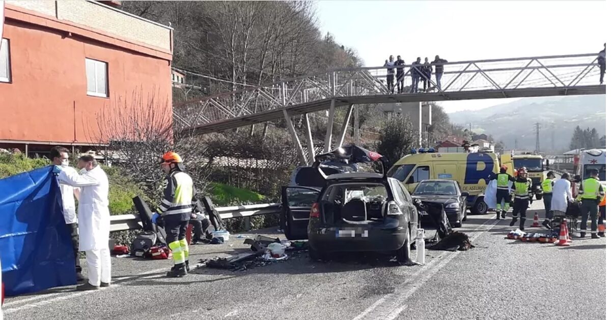 Servicios de emergencia en el lugar del accidente.