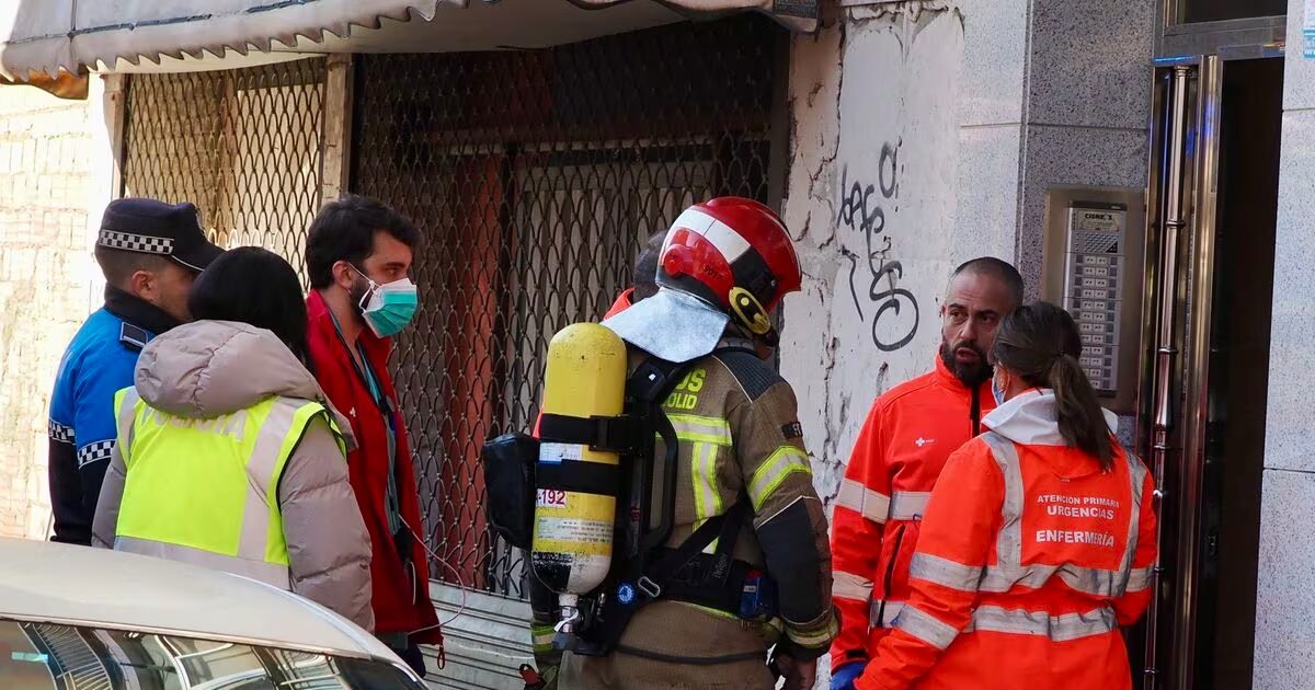 Los servicios de emergencia en el edificio donde se ha producido el incendio.