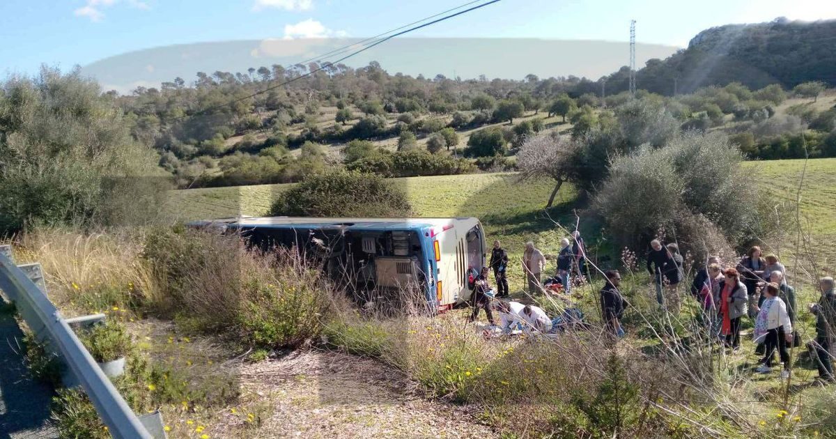 El autobús, volcado en el kilómetro 5 de la carretera MA-4030.