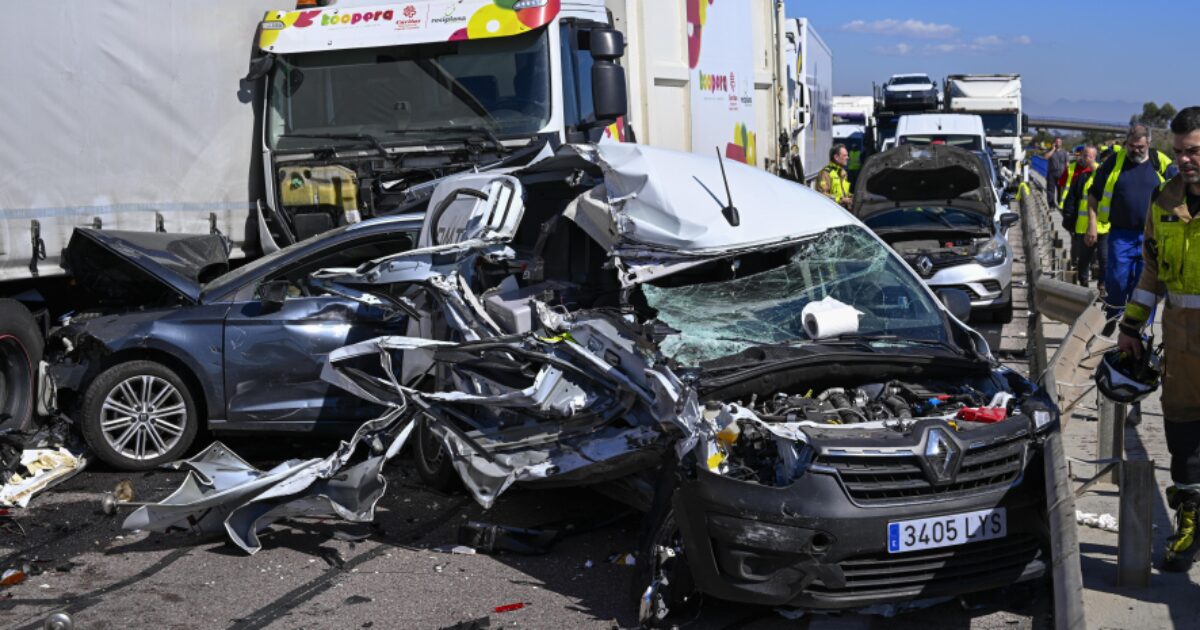 Vista general de algunos de los vehículos implicado en la colisión múltiple en la autopista AP-7, a la altura de Nules,