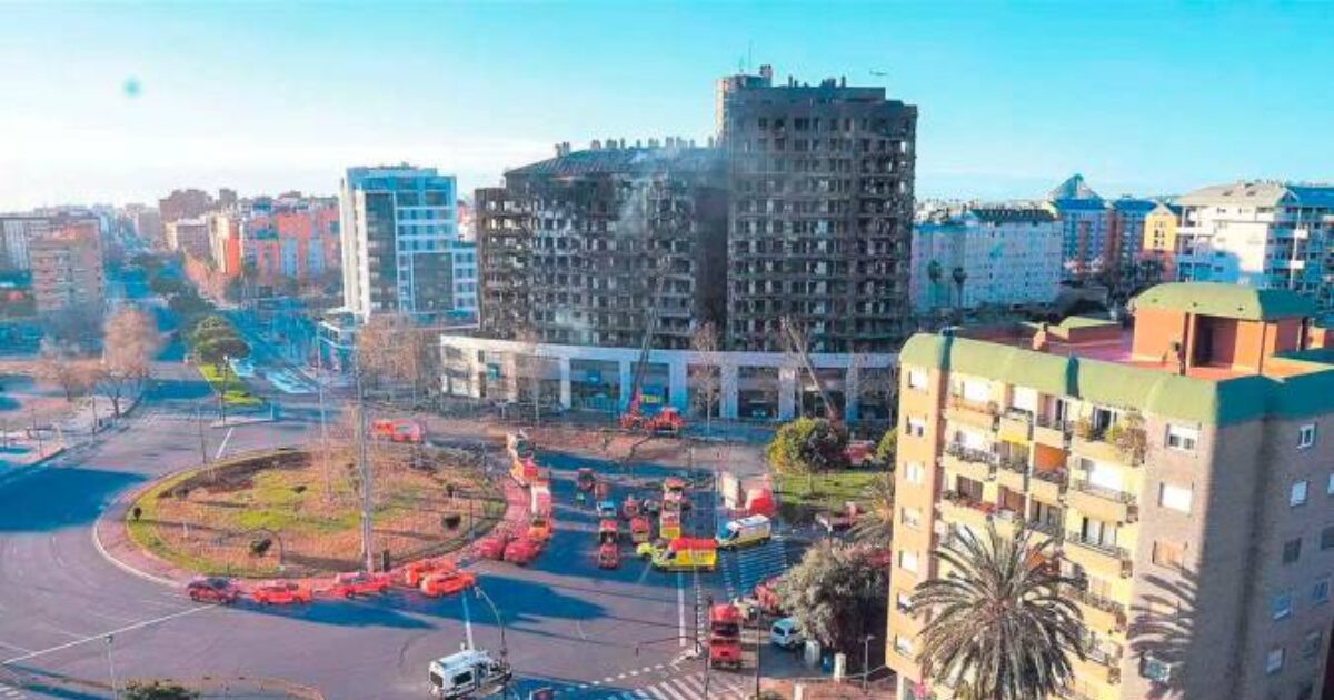 Despliegue de bomberos y sanitarios durante la mañana siguiente al incendio en Campanar