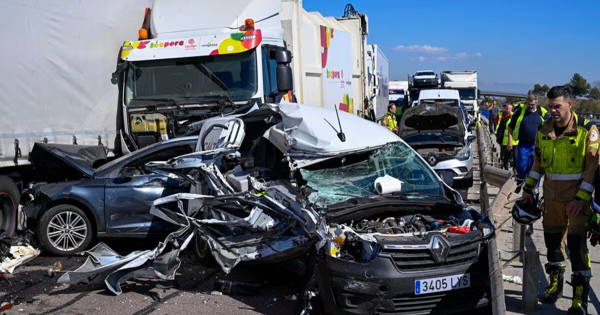 Algunos de los vehículos implicado en la colisión múltiple en la autopista AP-7, a la altura de Nules (Castellón), este viernes.