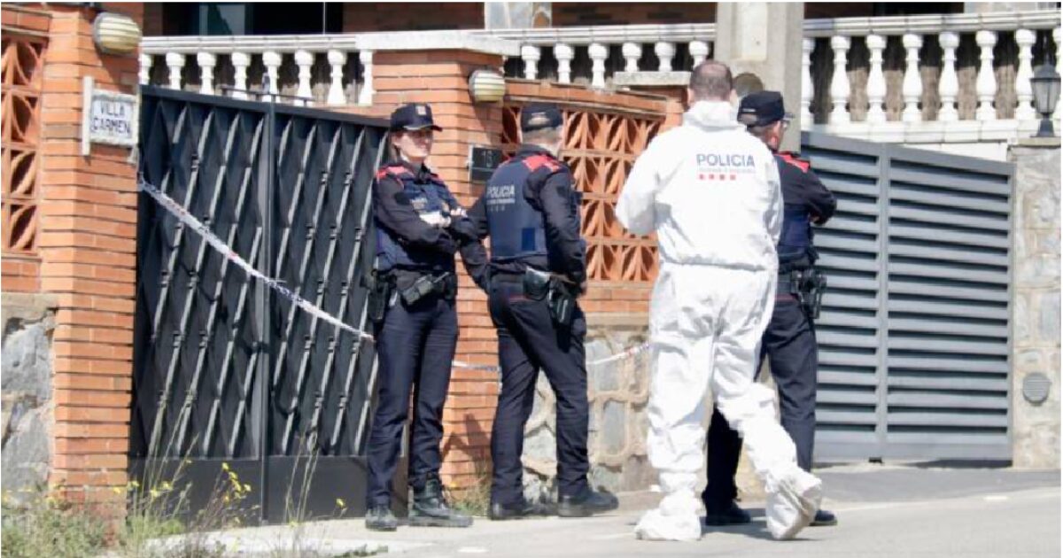 Imagen de los investigadores en una de las viviendas donde se han hallado los cadáveres