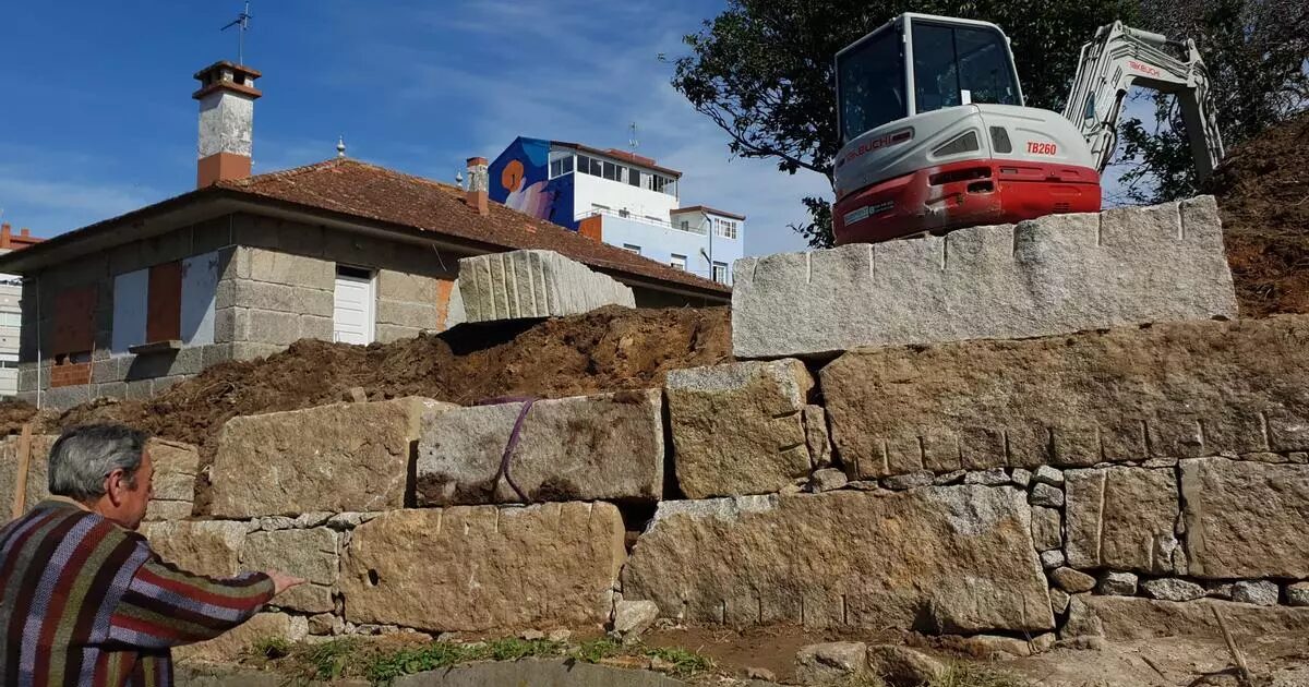 Un vecino señala el lugar en el que trataron de reanimar al operario fallecido en Alcabre