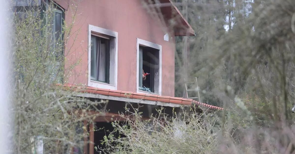 La vivienda de Bergondo en la que se originó un incendio que causó la muerte de una anciana encamada.