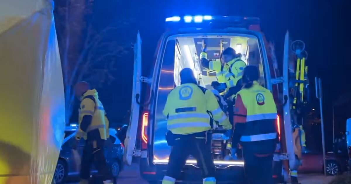 El equipo del Samur traslada a la víctima herida en la calle Sierra del Valle, en la noche de este 1 de abril.