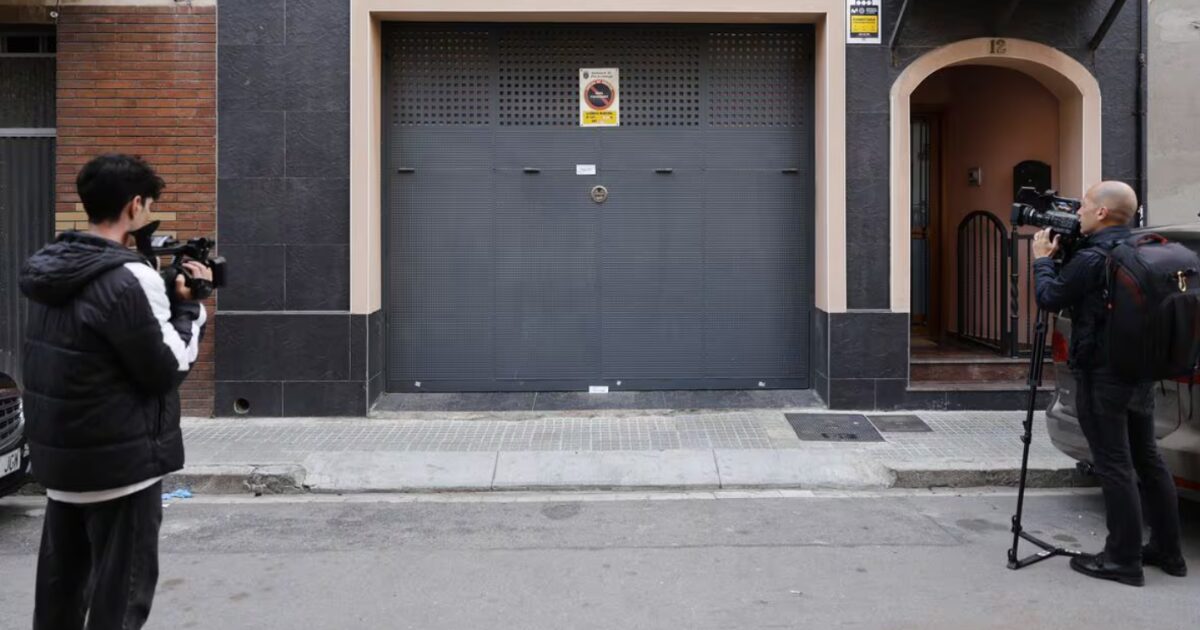 Vivienda donde ha aparecido los cadáveres de una mujer y sus dos hijos en El Prat de Llobregat, este miércoles.
