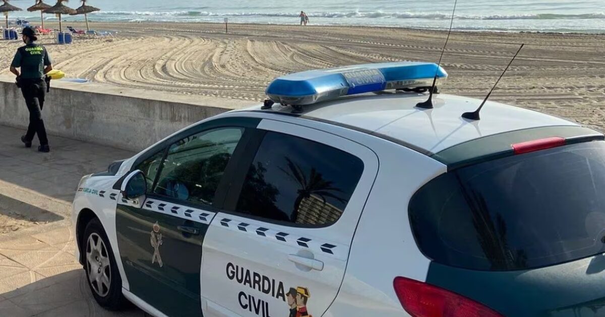 Una agente y un vehículo de la Guardia Civil en una playa de Mallorca, en una imagen de archivo.