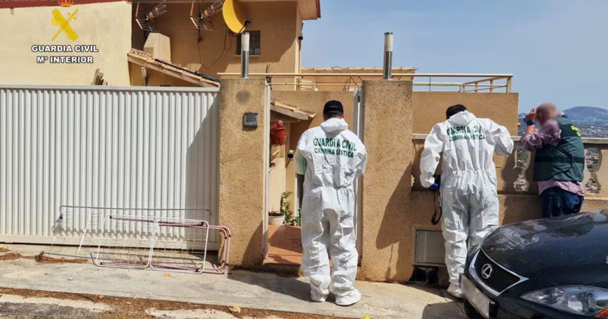 Investigadores de la Guardia Civil inspeccionan las residencias donde se ha producido el suceso en Calp (Alicante).