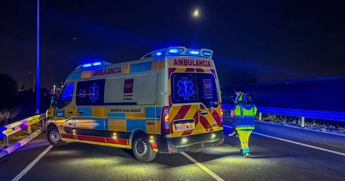 Una ambulancia en el lugar del accidente.112 COMUNIDAD DE MADRID