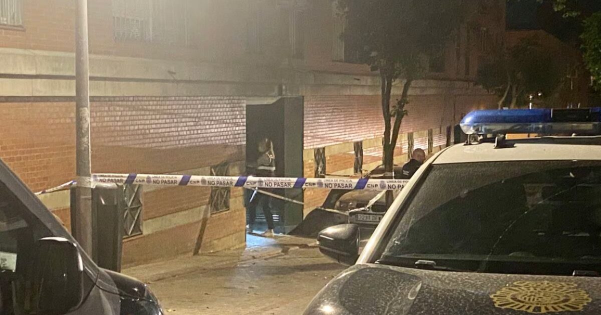 La policía toma muestras del lugar en el que ha sido tiroteado un hombre en Puente de Vallecas este martes por la noche.
