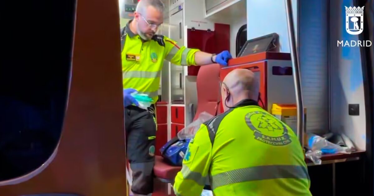 Colisión entre un taxi y una bicicleta de reparto en la avenida Ciudad de Barcelona.