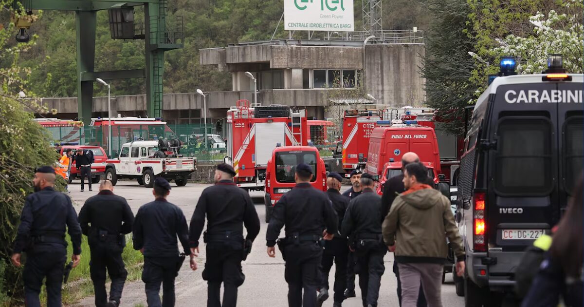 Equipos de emergencia y fuerzas de seguridad acuden a la central hidroeléctrica en el embalse de Suviana, cerca de Bolonia.