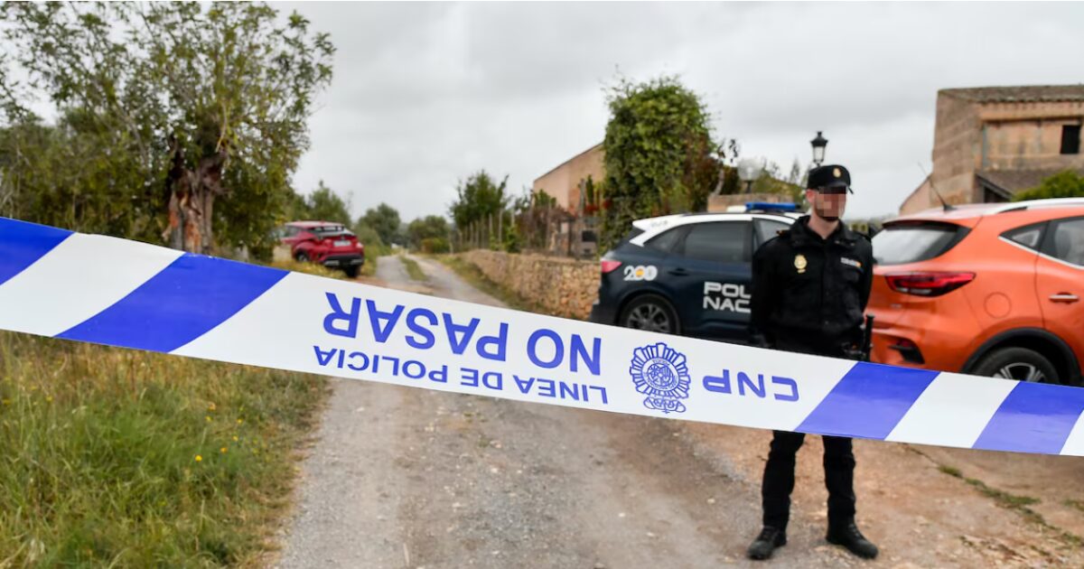 Un cordón policial impide el acceso a una finca a las afueras de Manacor (Mallorca) donde sido localizado el cadáver de dos personas.