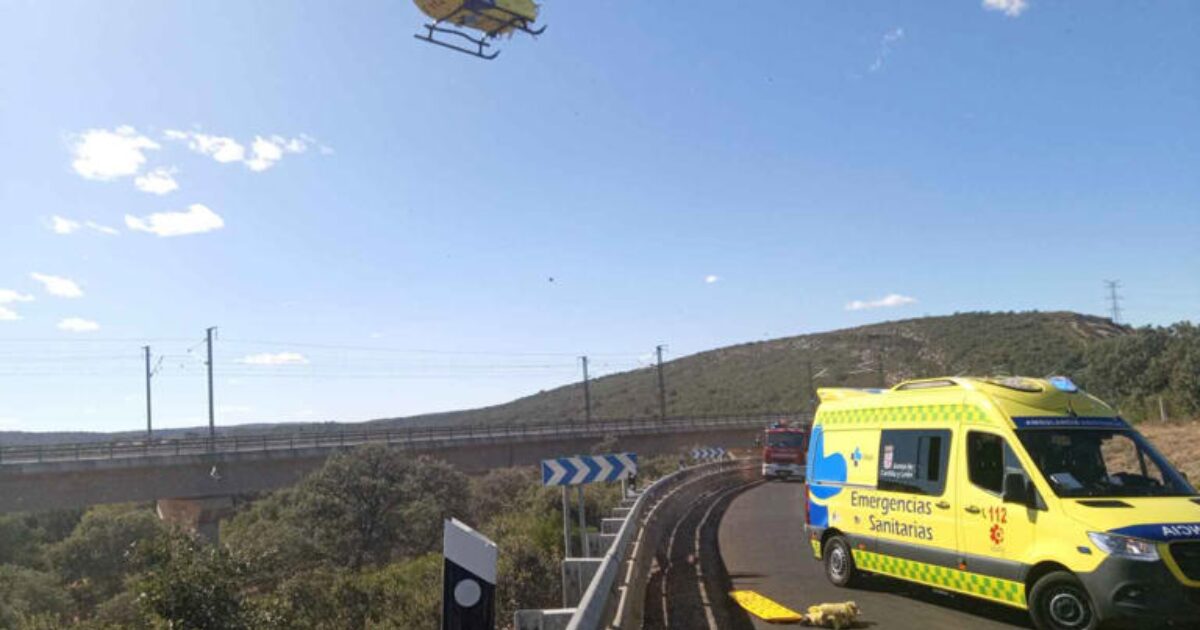Imagen de archivo de un helicóptero y de una ambulancia medicalizada de Sacyl.