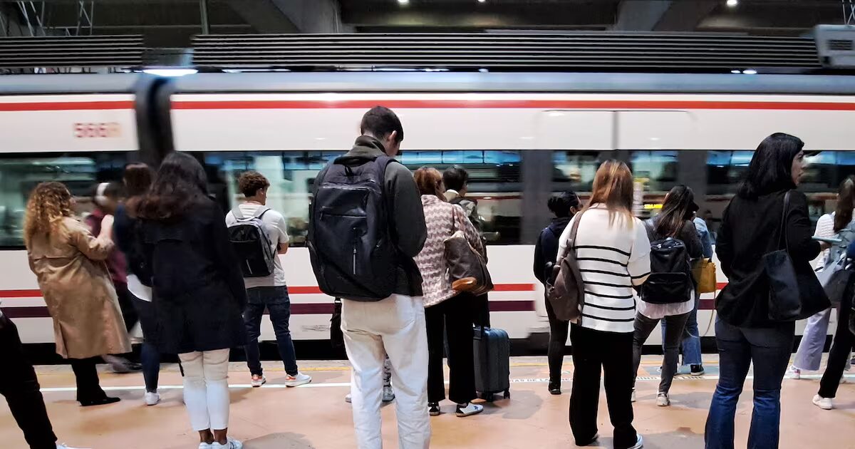 Usuarios de los trenes de Cercanías en la Estación de Atocha en Madrid, en octubre de 2023.