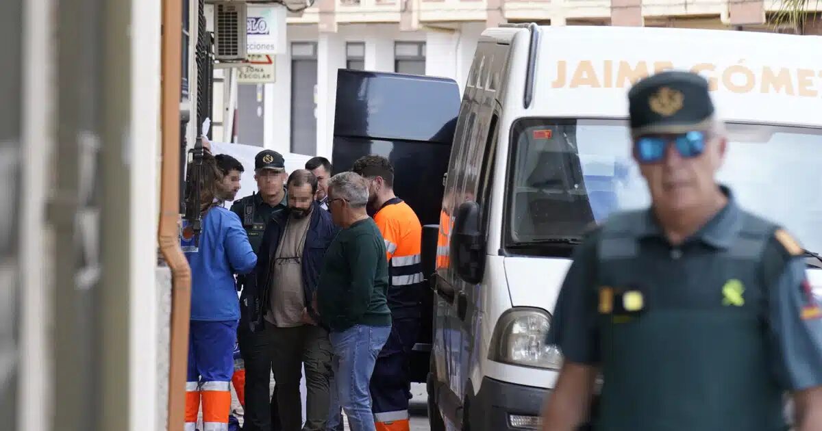 Entrada a la vivienda de Huétor Tájar (Granada) donde han tenido lugar los asesinatos. |