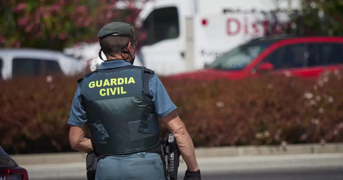 Un guardia civil, durante la visita de la ministra de Educación y la presidenta del Gobierno de Navarra