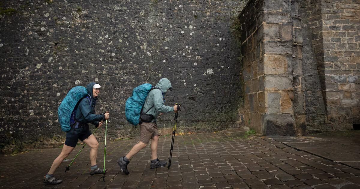 Imagen de archivo de dos peregrinos que realizan el Camino de Santiago a su llegada a Pamplona, en septiembre de 2023.