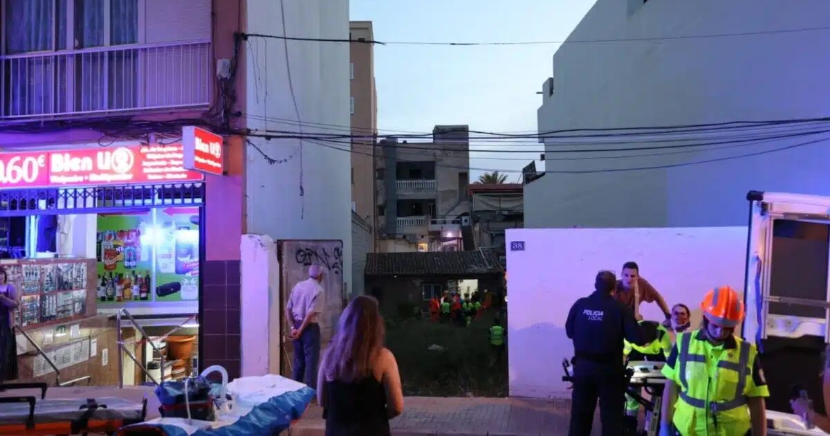 Los servicios de emergencia trabajan en el edificio derrumbado en Palma
