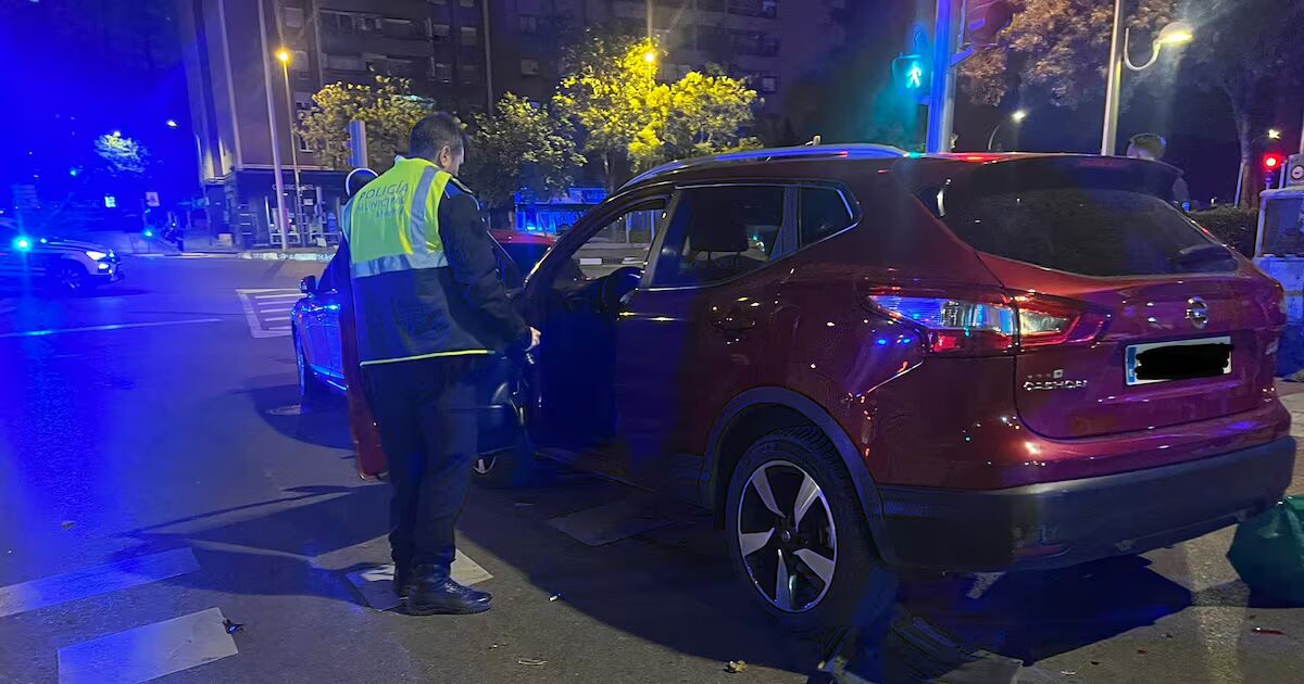 El vehículo que ha atropellado al joven, en la calle de Ricardo Ortiz.