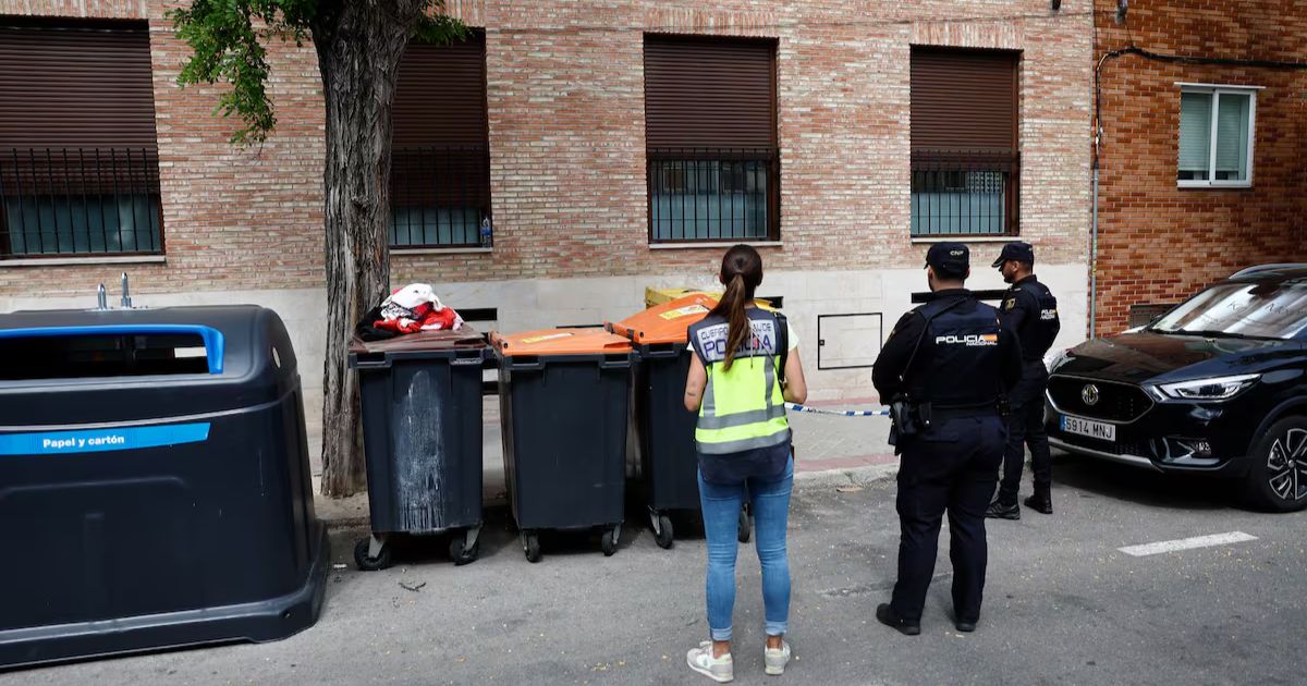 La Policía Nacional investiga el hallazgo del cadáver de un bebé entre unos cubos de basura del distrito madrileño de Barajas.