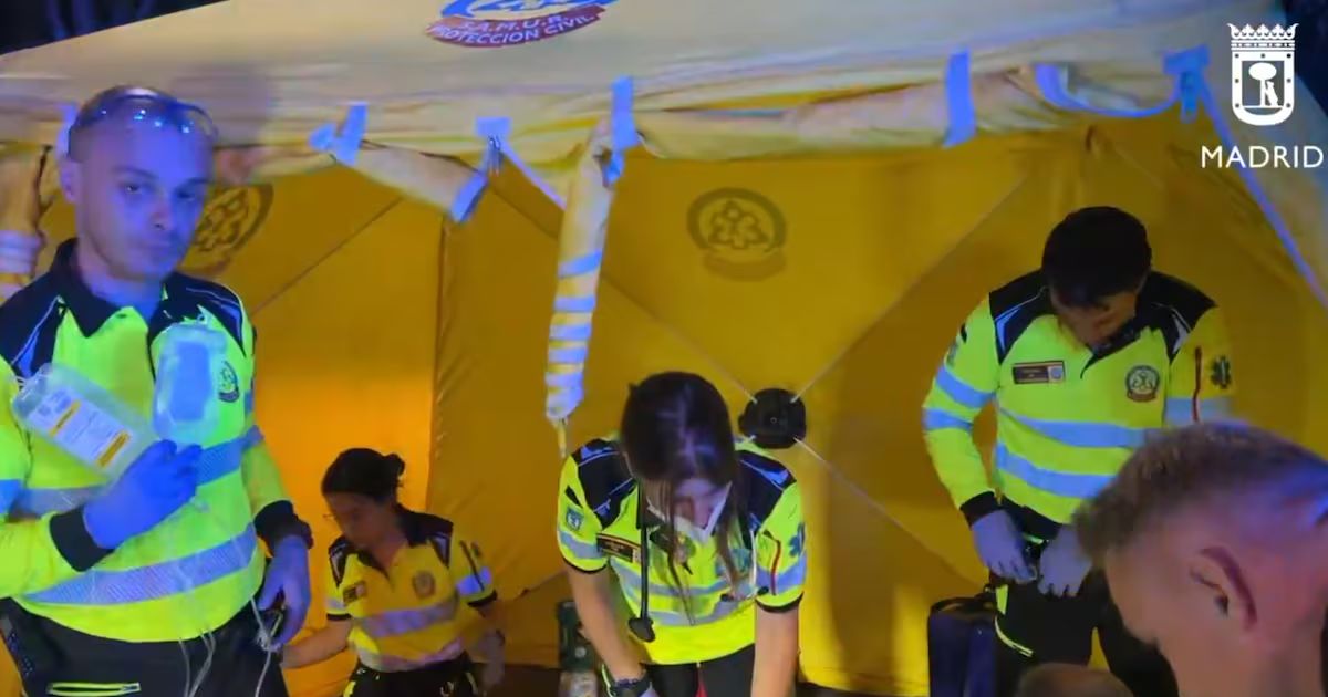 Varios sanitarios atienden al hombre en el lugar del atropello.