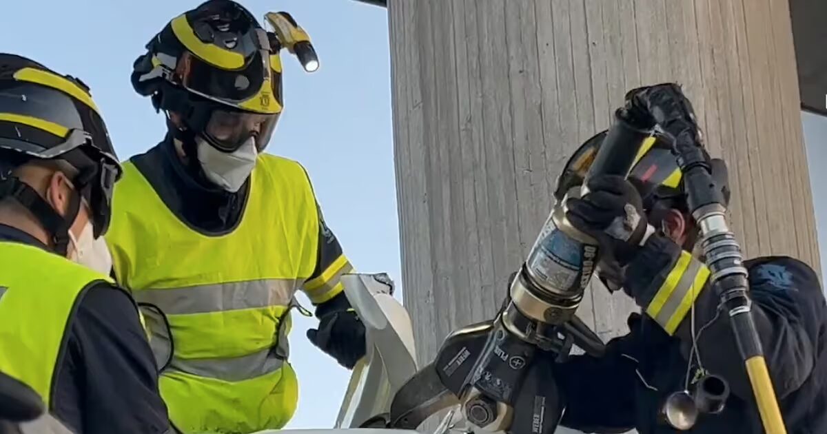 Maniobras con el vehículo que se ha estrellado contra un pilar en la M-31, este domingo.