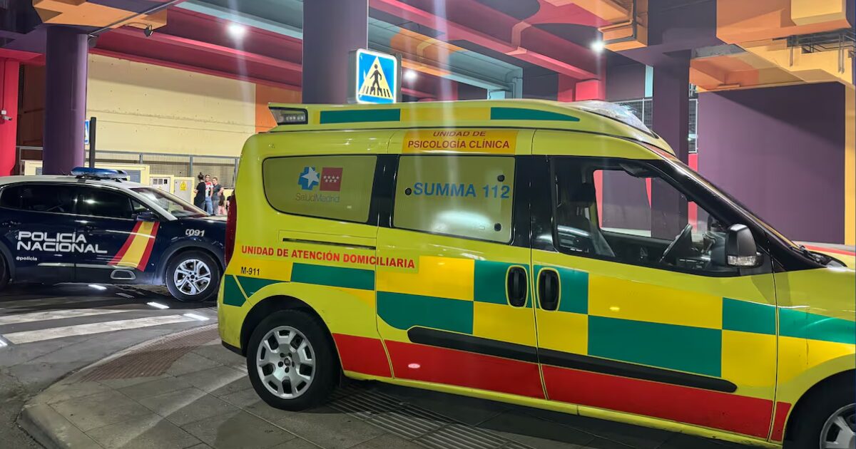 Una ambulancia del Summa y una patrulla de la Policía Nacional, anoche en la estación de Fuenlabrada.