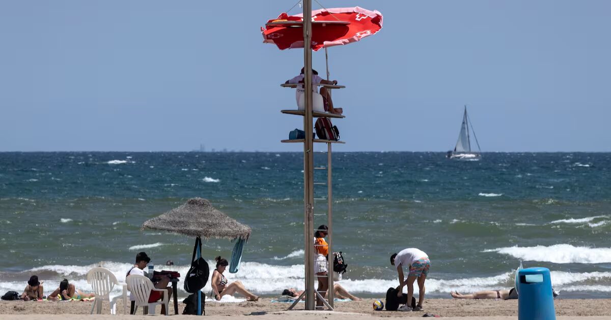 Socorrista en una playa valenciana.
