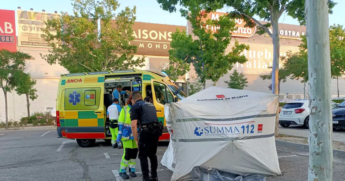 Sanitarios del Summa 112 trabajan en el aparcamiento del centro comercial Plaza Norte de San Sebastián el 1 de junio tras el suceso.