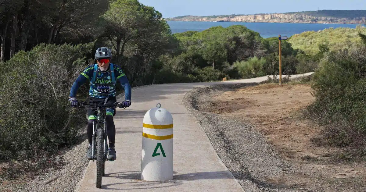 Un ciclista circula por el nuevo carril cicloturista en una imagen de archivo
