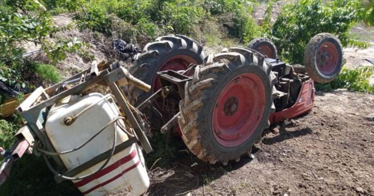Muere un hombre tras ser aplastado por su tractor. (Bomberos del CEIS)